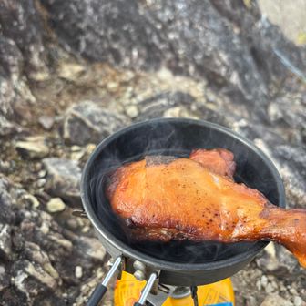 【山頂デザート😋】
久しぶりにバーナー持参したので温めます‼️

スーパーのチキンは大き過ぎるので
隣のファミマで買いました🤫