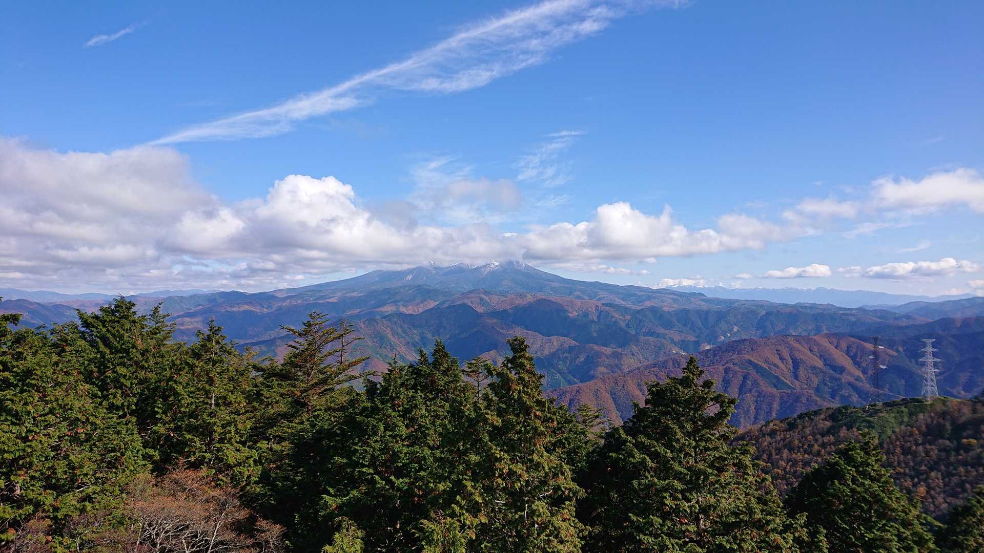 山頂まで草刈機も担ぎ上げ
御嶽山を見るも残念ながら雲のなか