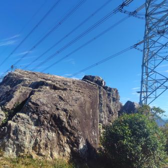 富士見岩。登る元気はなく通過…