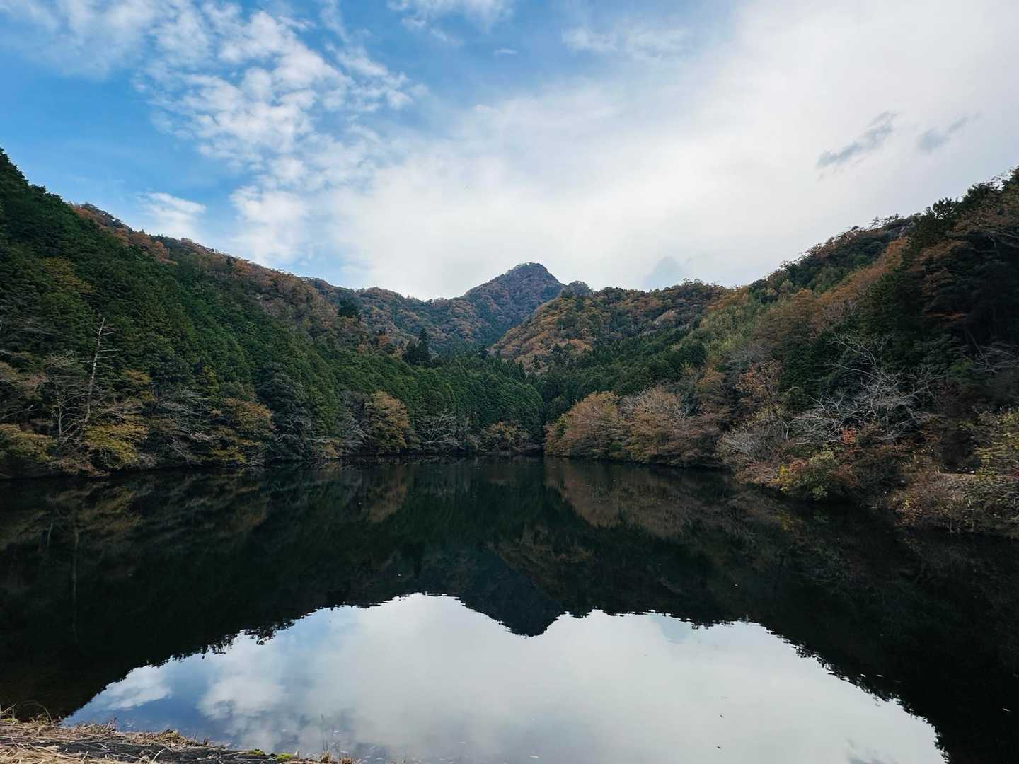 降りて来てから
池の方へ。

逆さ明神山⛰️

写真では伝わらないけど
私には十分アルプス感でてました☺︎
青空だともっと映えてたかも。