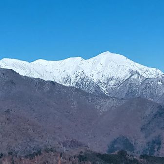吾妻耶山山頂。
奥:茂倉岳〜一ノ倉岳〜谷川岳。1つ手前:中ゴー尾根天神尾根。手前:阿能川岳
※先週先々週の中ゴー尾根が思い出されます。先週から積雪が進んだようです。