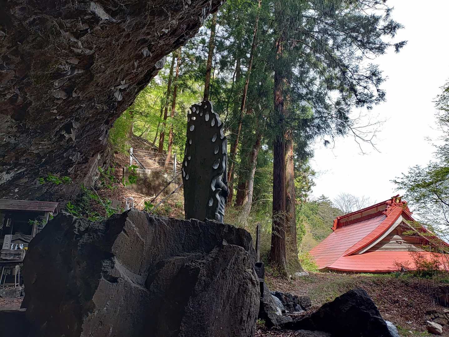 裏見の滝が楽しめます
写真には写らないくらい弱い雨程度だけど…
もう少し水量欲しいな