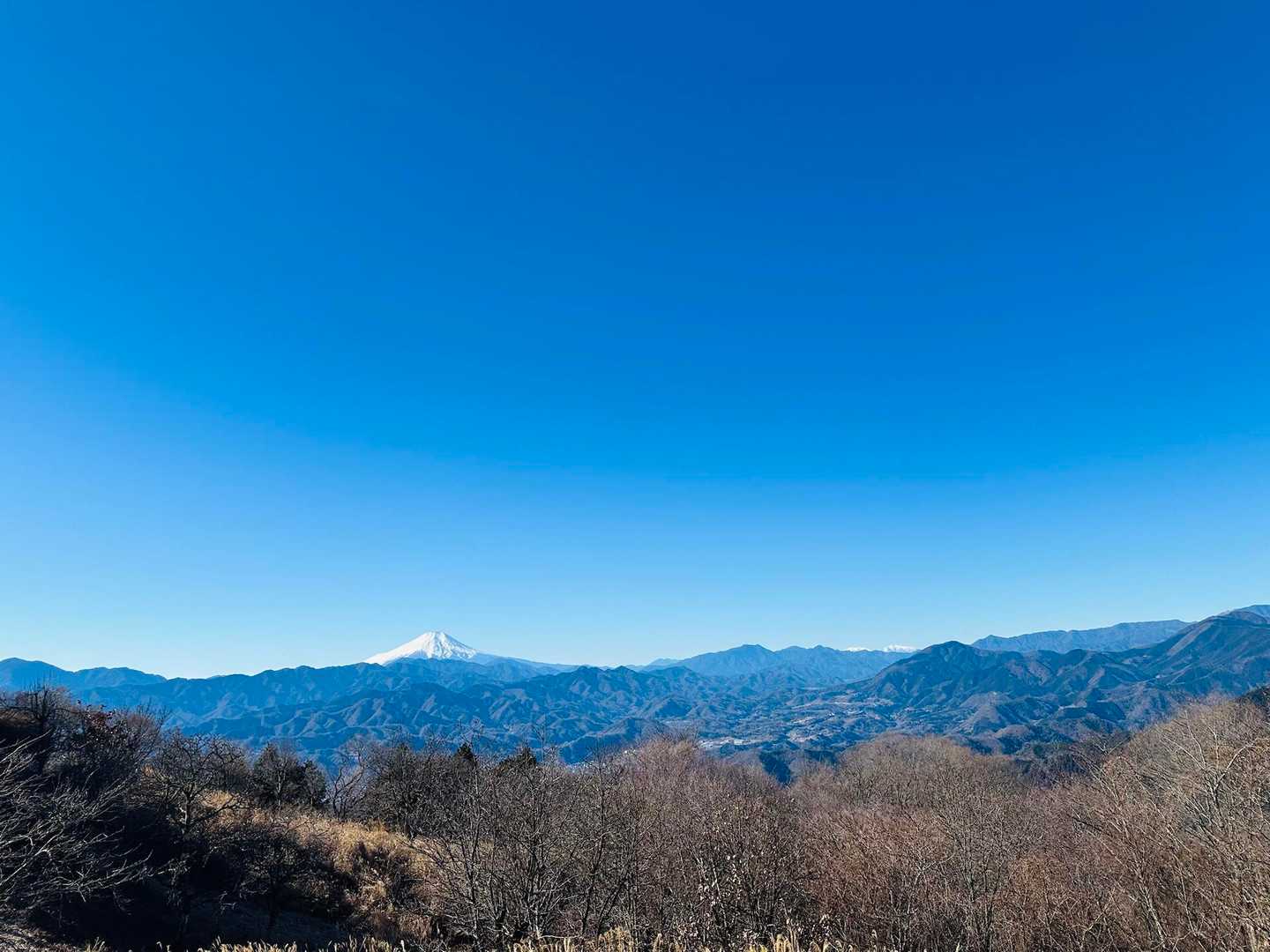 陣馬山山頂からの富士山🗻雲が無く最高の眺望でした。