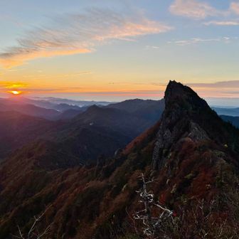朝拝の途中で日が登って来たので神主さんのはからいで参拝を中断して写真タイム🌅

朝拝の終わりには山頂社の三体のご神像に触れさせていただきました😌