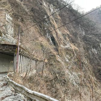 真っ暗の長いトンネル、向こうまで行くんだから、そりゃ長いよね。