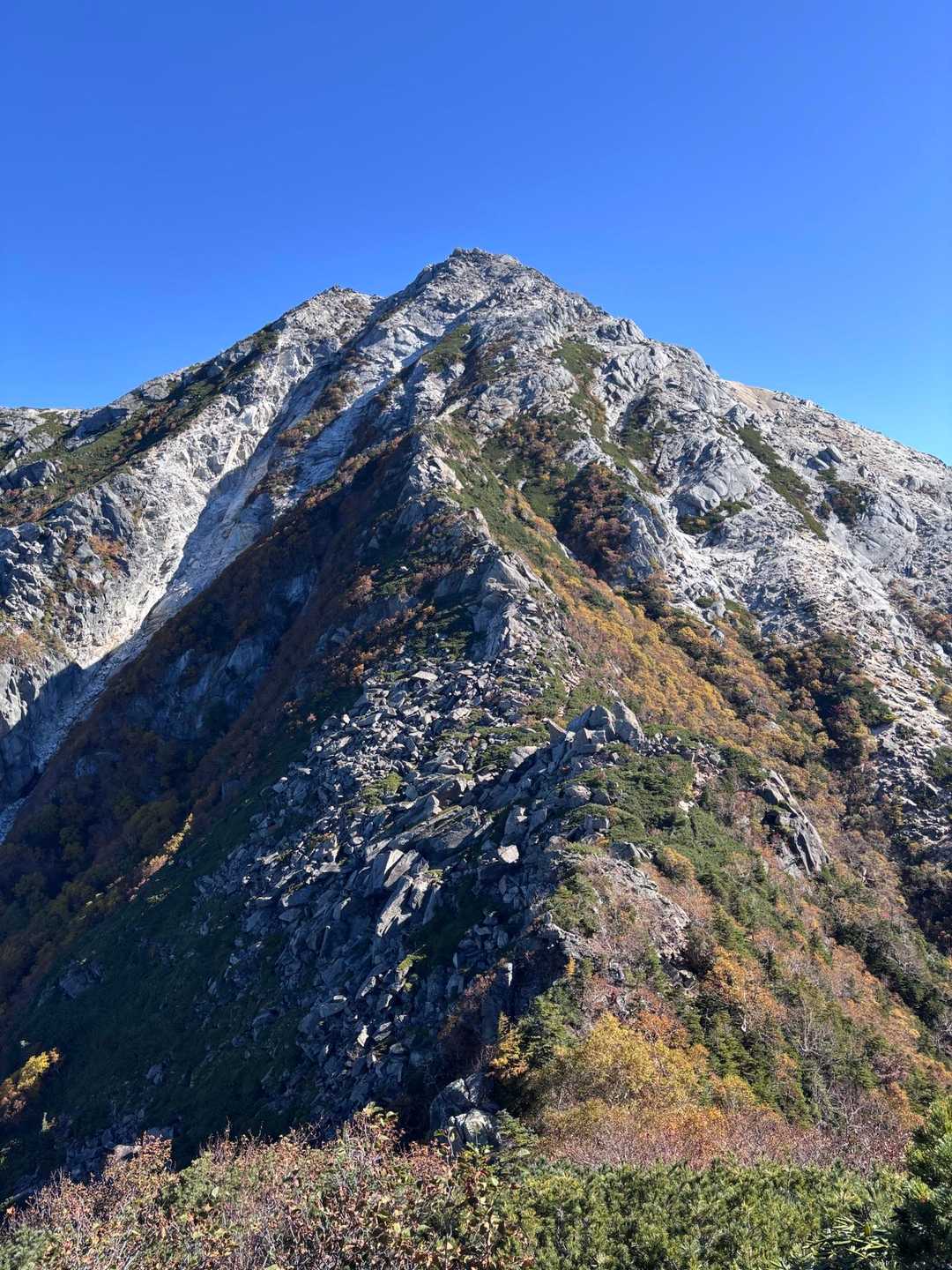 駒津峰から六方石までの途中で見える甲斐駒ヶ岳
威風堂々としています