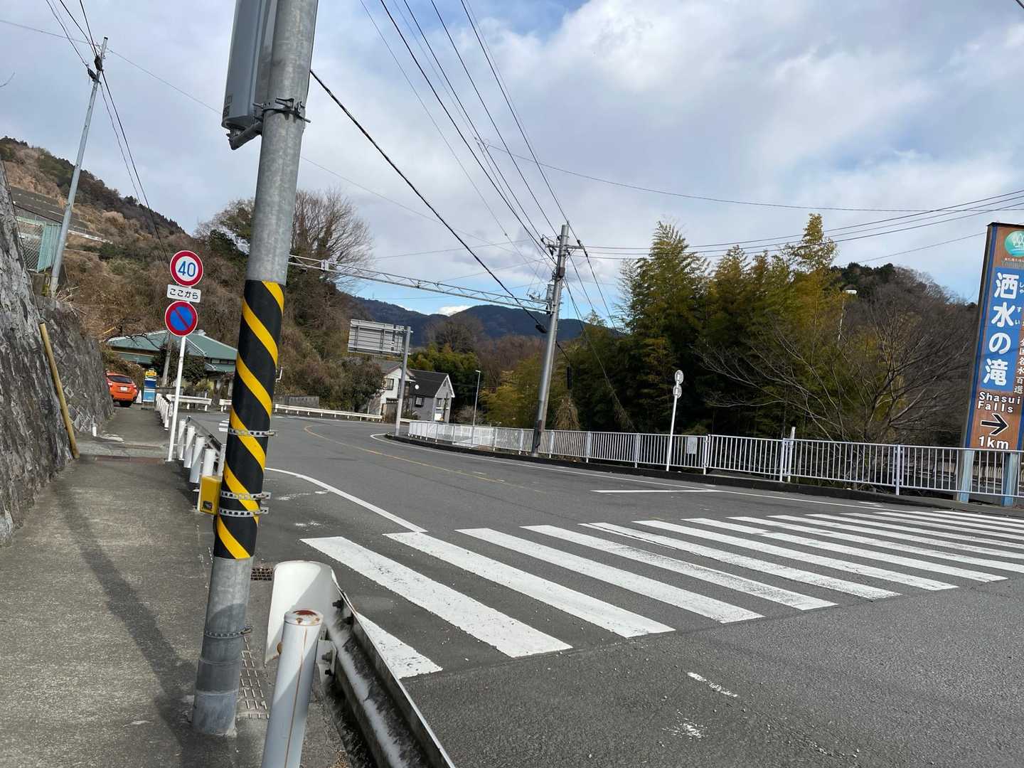 交通量の多い車道に合流
道の端を歩きます🚶‍♀️