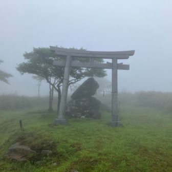 山頂近くのお社