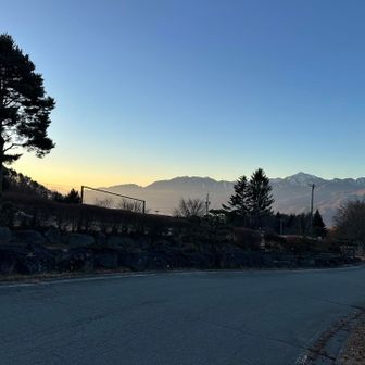 富士見高原の駐車場　バックに甲斐駒