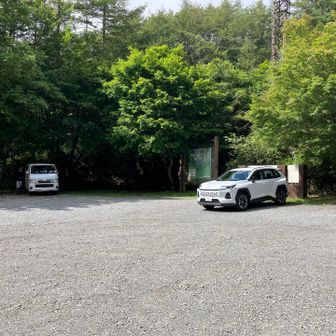駐車場はガラガラ。