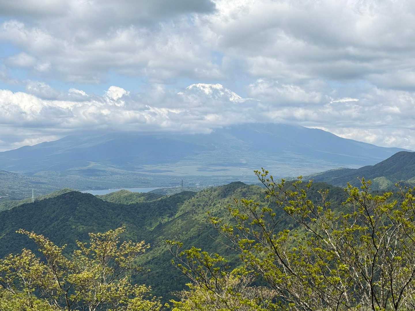 到着👍
やや雲にかかってしまっていますが、山頂はどっど〜んと富士山です