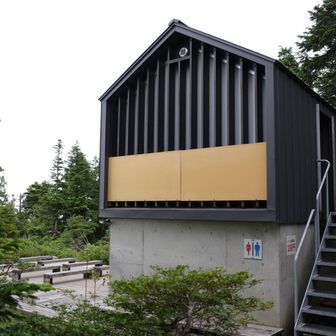 立派なトイレがあります