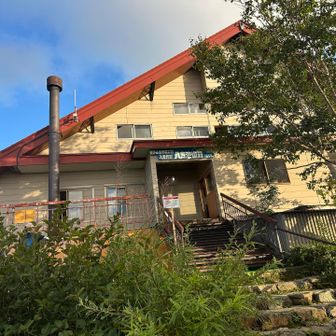 2本目のリフトを登り切った所に八方池山荘