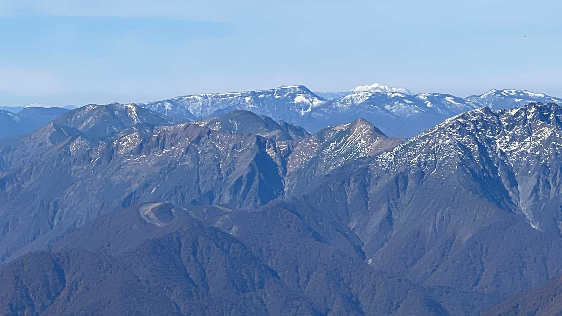 谷川岳主脈も雪が見えます。
