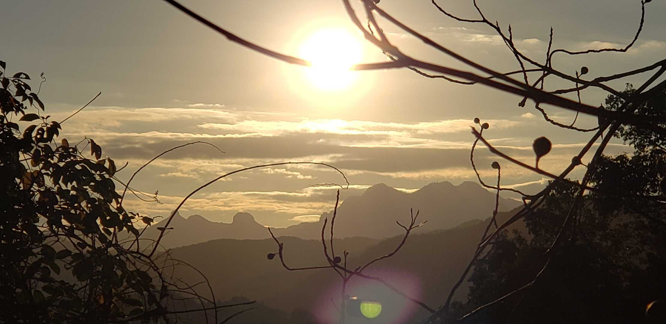 途中から見える風景。
英彦山の向こうから朝日が昇ります。
