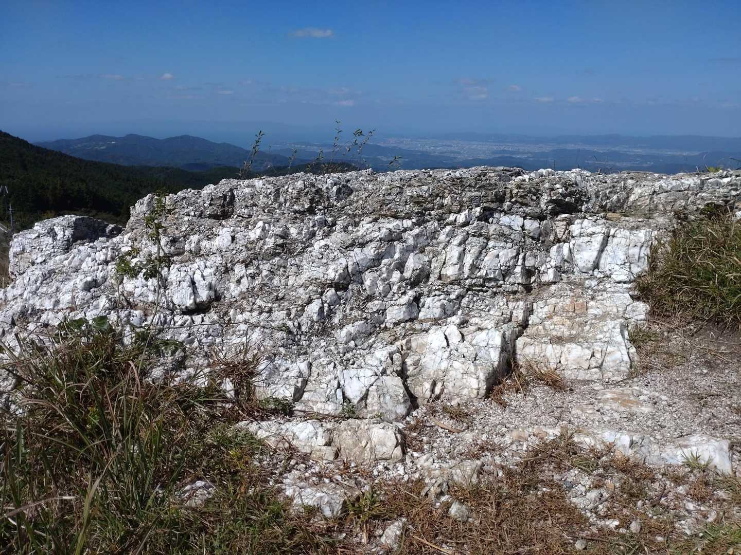 三波川帯に見られる石英片岩
四国の剣山から三嶺を縦走した時に見た岩と一緒のようです
ここは中央構造線の外帯です