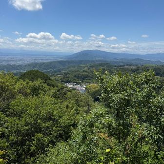 朝までの雨が嘘のような青空　あれは葛城山と金剛山？