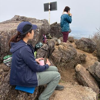 山頂でしばしおやつタイム😋
風もあり雲の動きが速い‼︎
そろそろ下山‼︎相談結果周回で下山する事に決‼︎