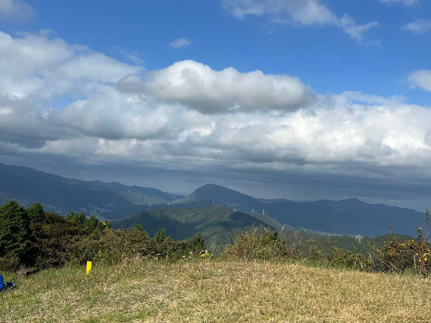 この丘は日があたって暖かい。
が、風強くて寒い🥶