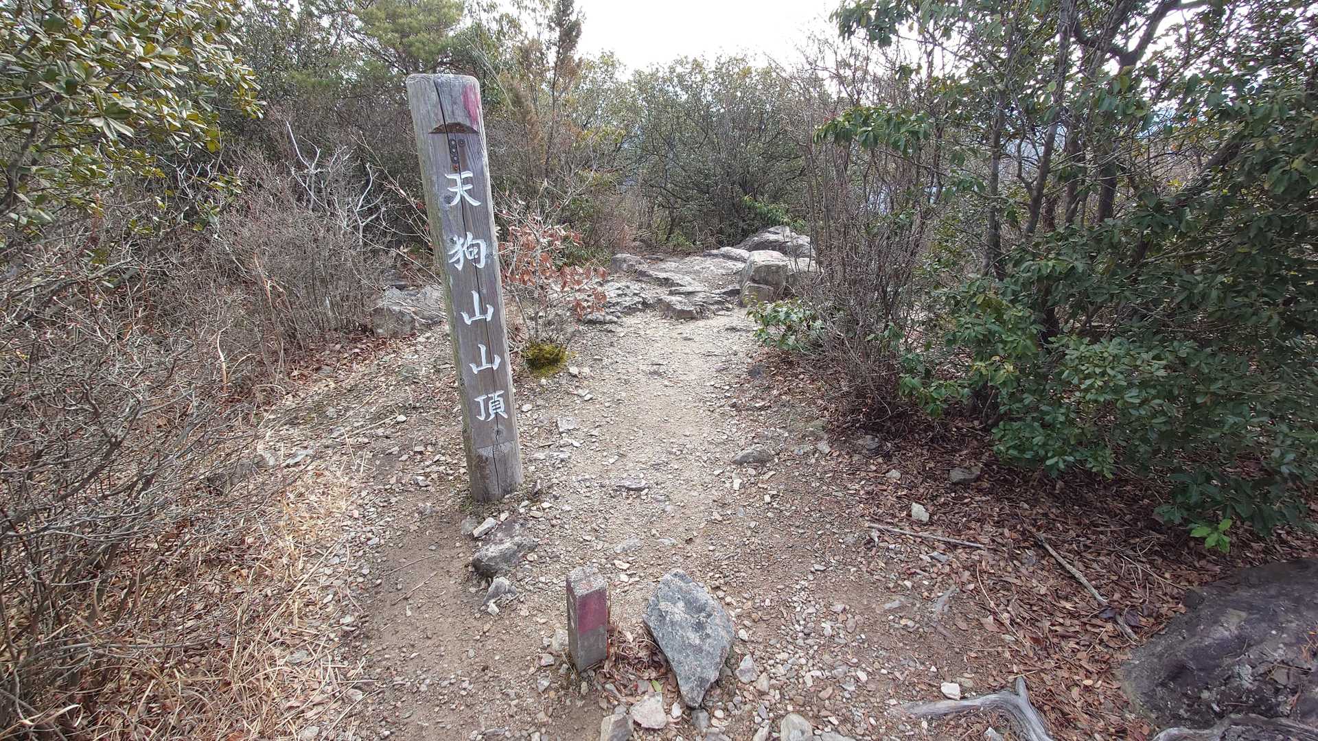 山頂はさほど広くありませんが座れる岩が点在しゆっくりと休めますね。