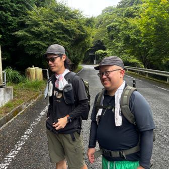 お揃いの帽子に気が付き上機嫌のD氏😆
くまも🐻隊長チョロ眼鏡と言われながらも、愛されてますね🥰
