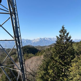 鉄塔🗼の下で藤原岳を眺めながらの食事