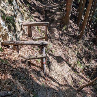 橋が落ちてます。ロープを持って降ります