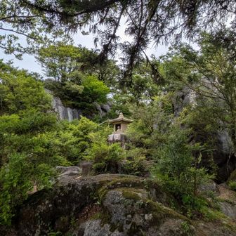 山頂部には祠と石灰岩
