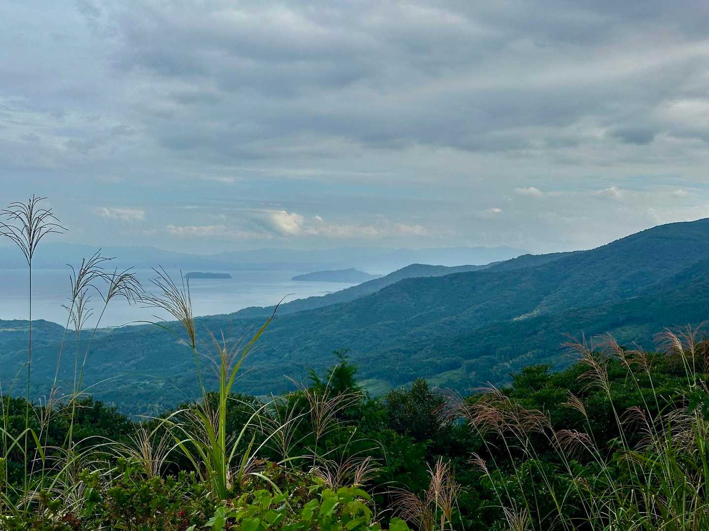 指宿方面には、知林ヶ島🏝️が見えてます✨
しばらく景色を眺めて、下山します！！