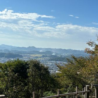 山頂からの景色。加西市街地や加西アルプスがくっきりと見える。👀