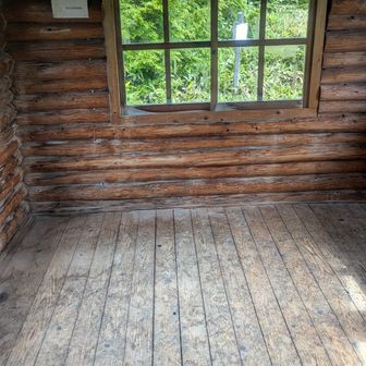 中に入れた。紙が張ってあったので見たら避難小屋らしい。