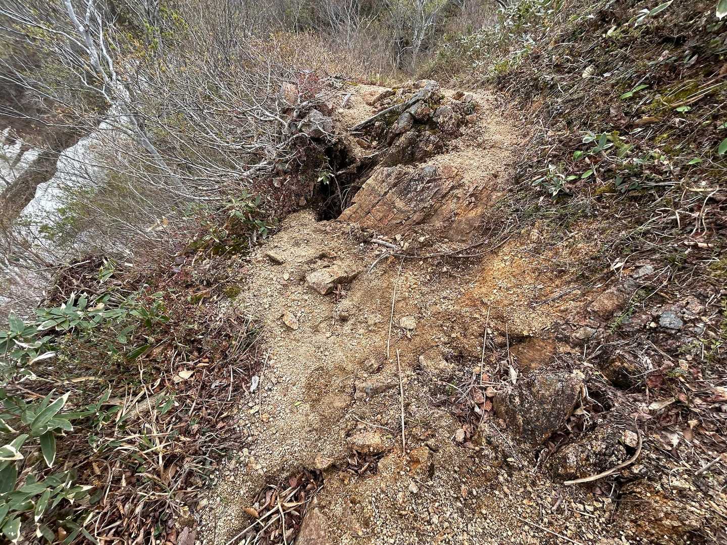 登山道一部崩れてます😨
前後登山道にヒビ割れも見られます