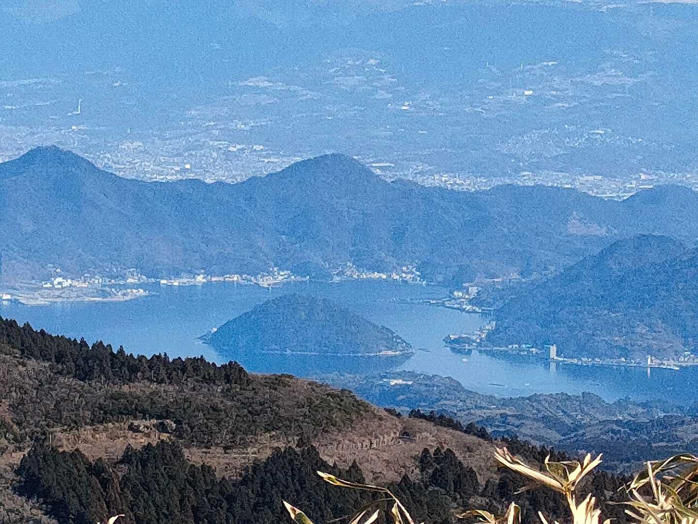 真ん中に浮かぶ島は、【淡島】（あわしま）かな？✨右横が大堤山？
淡島の背後に長いお山の連なりは〜？！
沼津アルプスの一部かな？！🙄
