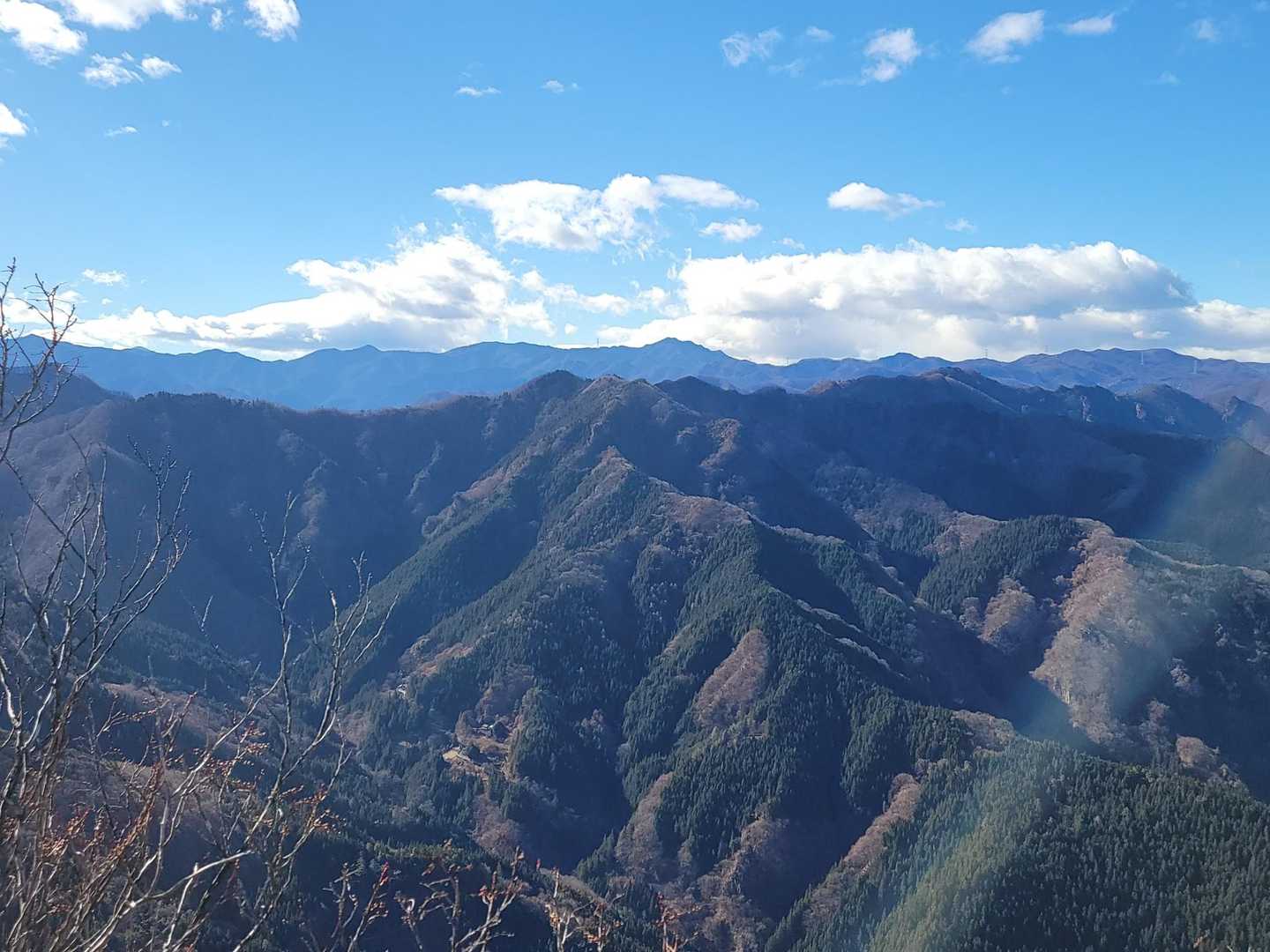 手前が小沢岳、奥は長野の御座山方面