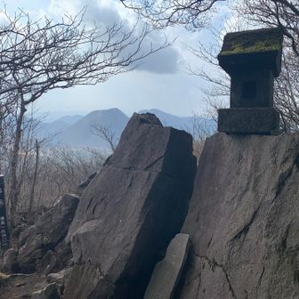 送信所の脇を抜けて、山頂に祠。🙏