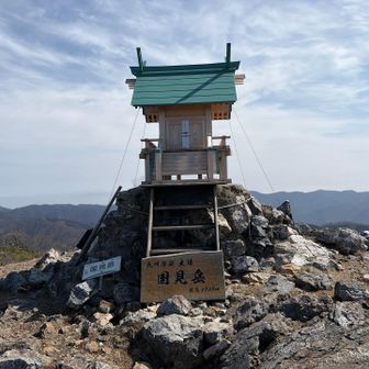 国見岳に来ました。何年か前、服掛松キャンプ場に来た際、近くにある五ヶ瀬スキー場から向坂山に登りました。
その時、遠くにこの山が見えていました。いつか、あの稜線を歩いてみたいなぁと思ったものです。