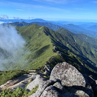 越百山へ続く稜線とその先には恵那山