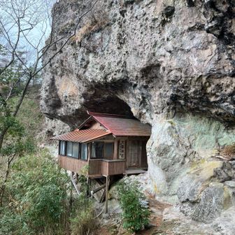 大南神社は岩の中に建てられています。