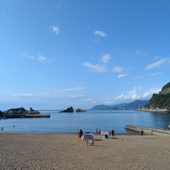 浜を見ながらスタート🏖️
沖には牛着岩🪨🪨
その向こうに本当なら富士山が見えるハズなんだけど🗻