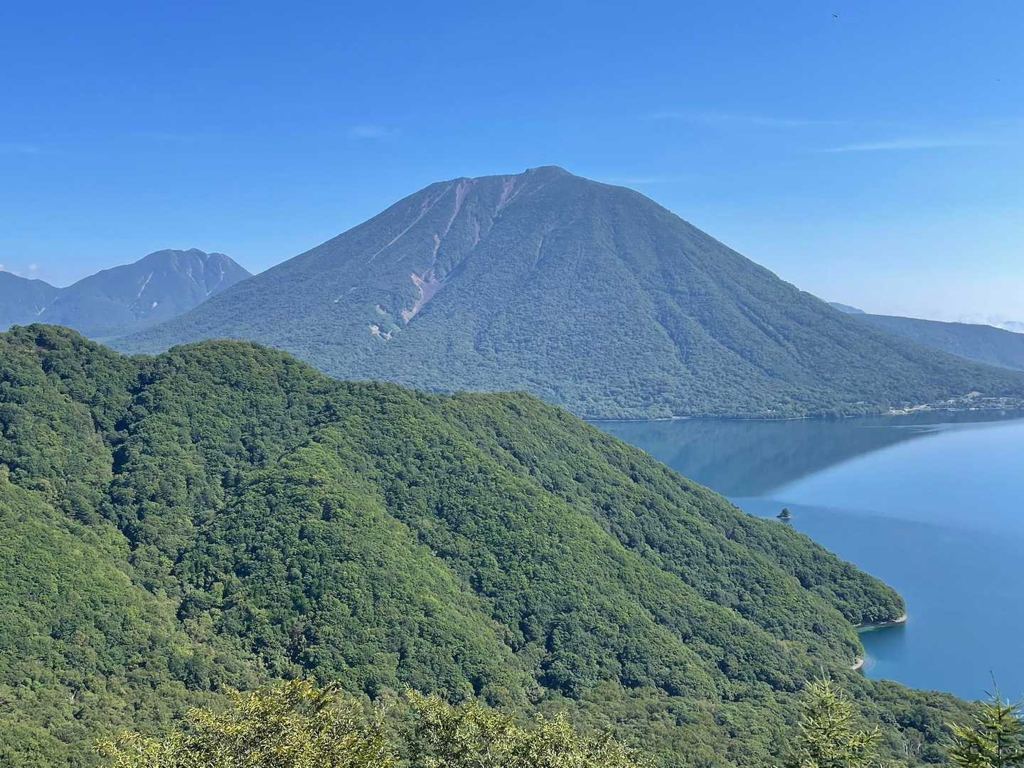 社山往復 | 中禅寺湖と男体山の絶景を一望。日光らしさと絶景を味わえる癒し旅の写真