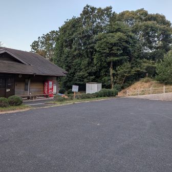 管理棟の前に駐車しました。