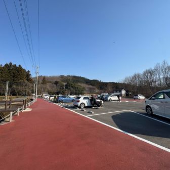 まだ車あって良かったー
下山４時位なっちゃうかと途中心配だった
（外気温16℃）

この立派な駐車場は数年前に城里町が3,000万掛けて元の３倍の広さに✨
ちゃんと元取れてるんだろか？心配しちゃう😅