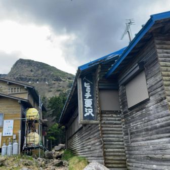 ヒュッテ夏沢に到着🙌
友人曰く、営業しているのを見たことないんだとか。
広い場所があったので少し休憩。
外にトイレあり。