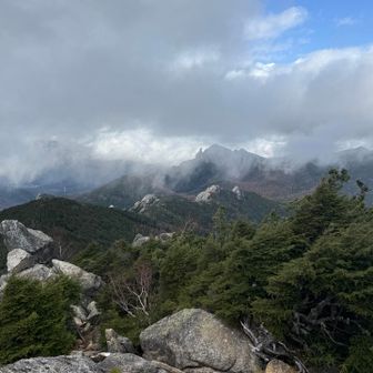 瑞牆山がチラ見え