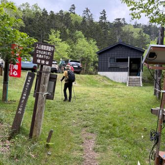 下山🎉
黒い建物はトイレ
とても良く整備されてる駐車場です👏
