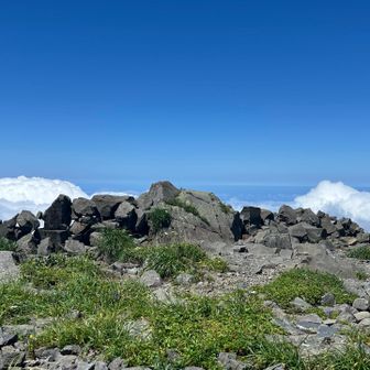 荷物は小屋前にデポして身軽になってアタック
奥は日本海