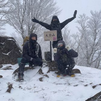 風強い！山頂に留まってるとどんどん⛄️積もって来るから早々に撤退😂