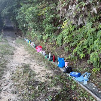 歩き出してすぐにズラっと並んでた荷物に驚いたけど、部活生が走りおわって降りてきて😳何時から部活してたんだろう🫢