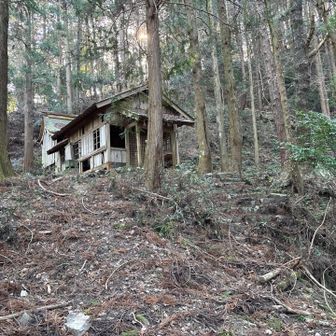 白山手前の神社
壊れかけていた