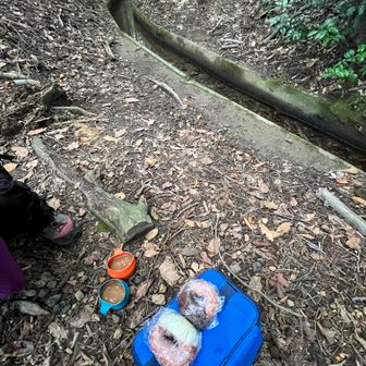 もう直ぐ大幡山登山口に着きます。
ヤマビルの居ないのを確認して、コーヒーブレイク。
